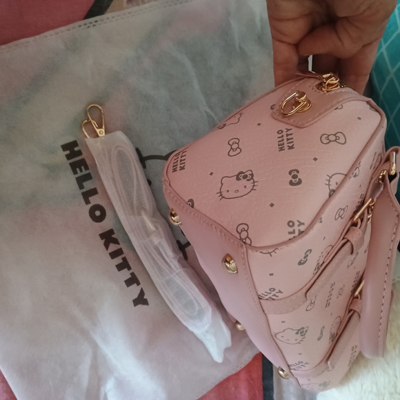 Hello Kitty Soft Pink Mini Bag Glossy Finish with Bow Details - Picture 7 of 8